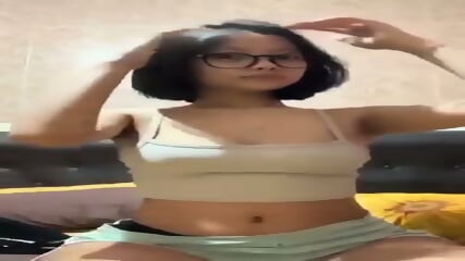 ABG cantik pamer susu montok mulus