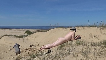 Mature juicy female cums loudly on beach from hard fucking