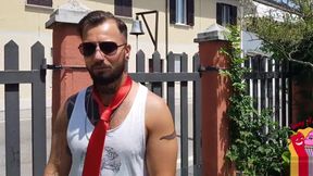 Venditore porta a porta scopa la casalinga porca