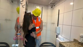 fui procurar um faz tudo para arrumar meu chuveiro. casada safada contrata servico e paga dando a buceta e tomando leitada no cuzinho.