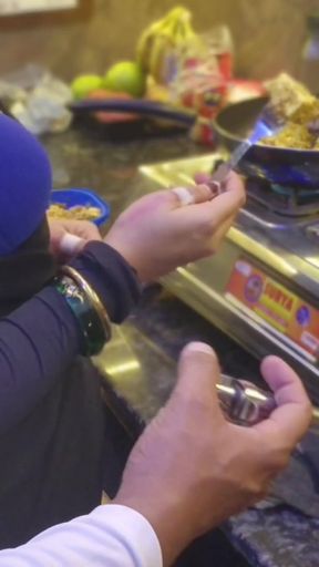 Chachi Ki Jabardast Chudai Kari Kitchen mein Jab wo khana Bnarahi thi..   Clip 1