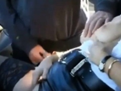 elle se montre dans sa voiture