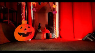 ιππασία &#8211; Λατίνα πόρνη με κάλτσες και ψηλοτάκουνα γαμάει τον κώλο της