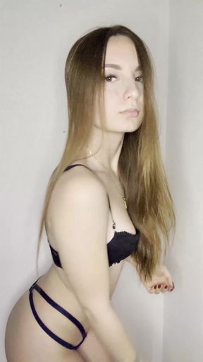 Teen onlyfan shows off her tits