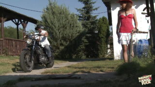 Frank Gun neukt Sierra’s strakke kont hardcore terwijl Stephanie toekijkt in doggy style