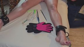 Erotische Kitzelmassage durch 2 Kitzler (Fuß und Intimkitzeln)