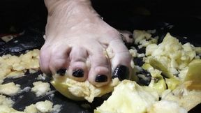 bbw muscle woman show thick wide feet smashing crusing apples with soles doing juice with thick fingers toes calves fetish feet