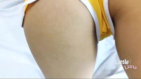 joven colegiala reprueba deportes y tiene que quedarse a regularizacion con su companero que le ayuda hacer correctamente los ejercicios