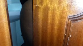 dr pussy2 - ebony tatuada baixinha linda provoca cunhado ao deixar a porta do banheiro entreaberta para ele lhe dar o seu enorme pau branco