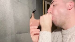 34 ans. Venu pour son 1er glory hole il m’offre une grosse dose de sperme