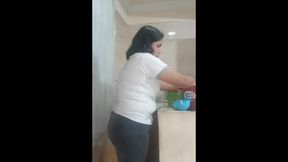 Sirvienta follada cuando lava los platos
