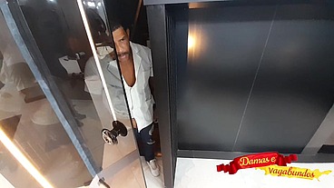 Camareiro de hotel pega hóspede desprevenida.