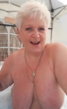 Cum join me in the hot tub