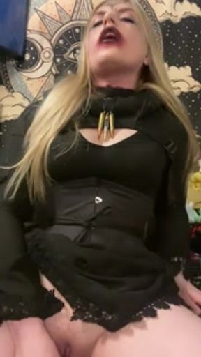 Spooky Bitch In Resident Evil Cosplay Cums