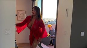 Latina MILF wants her plumber to fuck her with his big cock - La Paisita Oficial