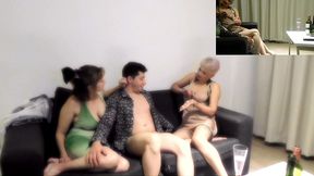 mi hermanastra y yo nos divertimos con el kamasutra 2 dados y una poronga