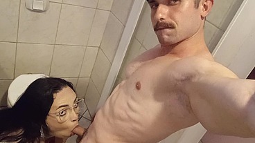 Mamando o gogoboy desengonçado pauzudo