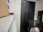 Compañera nalgona de trabajo tiene sexo en la bodega.