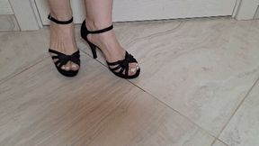 Hostess sore feet in black high heel ankle strap satin sandals 3 Cr