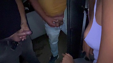 Casada sendo arrombada por estranho no estacionamento