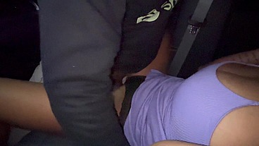 Casada sendo arrombada por estranho no estacionamento