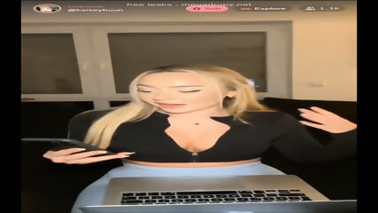 Kaiseybuun Blows Her Boyfriend's Cock On Live