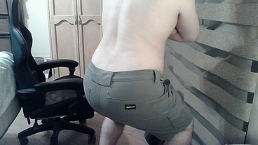 Hot muscular camboy goes commando to do squats