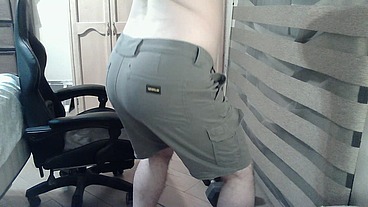 Hot muscular camboy goes commando to do squats
