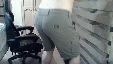 Hot muscular camboy goes commando to do squats