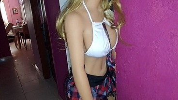 Hermosa chama blanca de grandes tetas me pidió leche en su culo y también en su coño, yo antes la calenté un poquito para que estuviera más mojada cuando le metiera mi pequeña verga