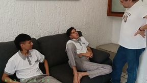 LAMIENDO PIES DE MATEO Y OSIRIS