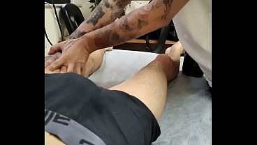 Amigo casado ficou excitado com a massagem e o pau pulsava sem parar