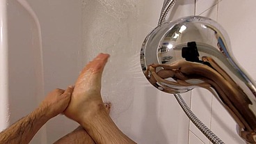 Gianni Ginestra pees himself in the bathtub