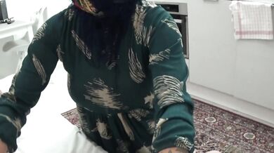 ساک زدن نامادری حشری و شهوتی که تازه از خرید اومده خونه و شوهرش خونه نیست