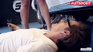 BUMSBUERO - Wild Vicky Got Horny For Car Mechanic So She Rides His Cock - LETSDOEIT