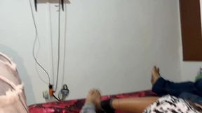 me distraigo con el culo de la novia de mi mejor amigo mientras compartimos cama viendo pelicula ntr netorare