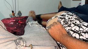 me distraigo con el culo de la novia de mi mejor amigo mientras compartimos cama viendo pelicula ntr netorare