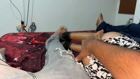 me distraigo con el culo de la novia de mi mejor amigo mientras compartimos cama viendo pelicula ntr netorare