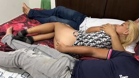 me distraigo con el culo de la novia de mi mejor amigo mientras compartimos cama viendo pelicula ntr netorare