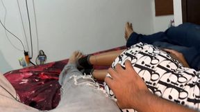 me distraigo con el culo de la novia de mi mejor amigo mientras compartimos cama viendo pelicula ntr netorare