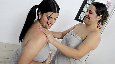 Después de un rico y delicioso masaje nos masturbamos hasta llegar al orgasmo - PORNO EN ESPAÑOL