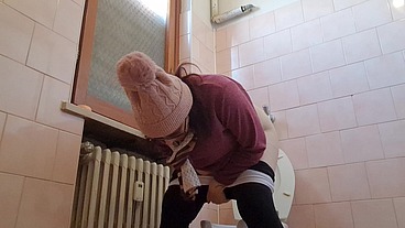 Public pee in the bathroom of a bar 4K