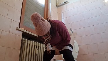 Public pee in the bathroom of a bar 4K