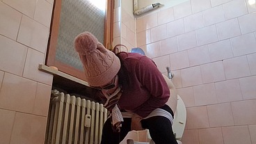 Public pee in the bathroom of a bar 4K