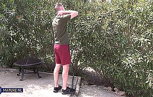 Maturenl, lynna nilsson milf seducing the gardner