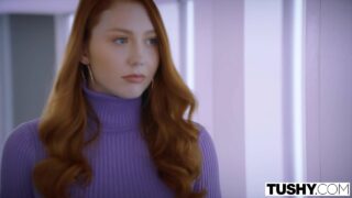 Fată roșcată futută în cur