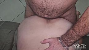 Casado traindo a esposa com o novo porteiro do pr&eacute_dio, gozou com rola no cuz&atilde_o.