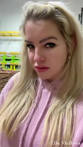 💦 SUPERMARKET CONTAMINATION. 

Choose fruits and vegetables; lay all the boxes of fruit down and pee over them through a big hole in my pantyhose; place pee covered fruit back; show contrast betwee…