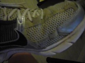 Diminutive branle et ejac du matin sur mes adidas bien chaude !