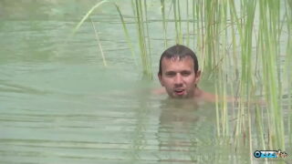 Cette petite salope se fait défoncer le cul après lui avoir fait une pipe